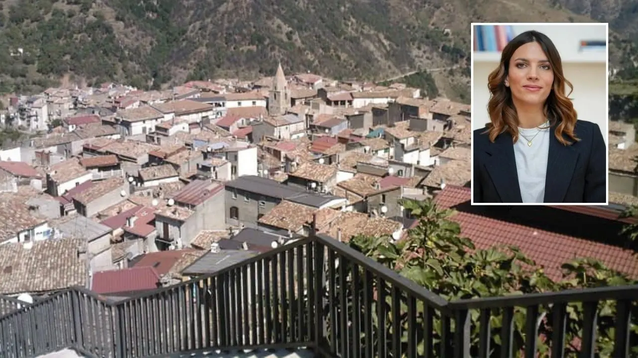 Un panorama di Longobucco, nel riquadro la parlamentare Vittoria Baldino