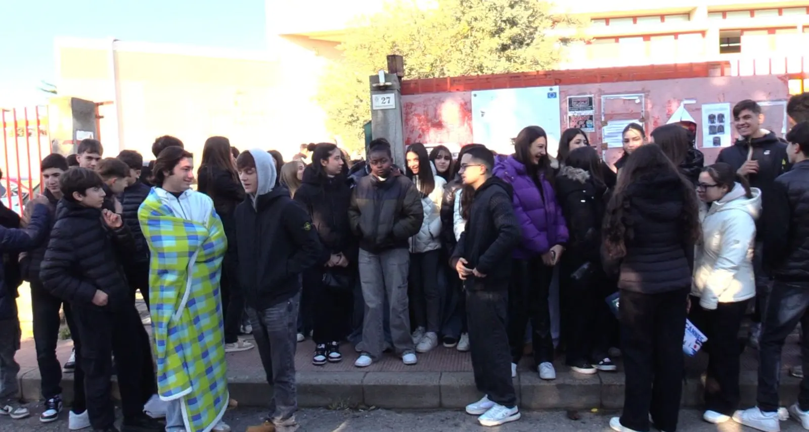 Aule al gelo a Locri, esplode la protesta degli studenti: «Non riusciamo a stare in classe»\n