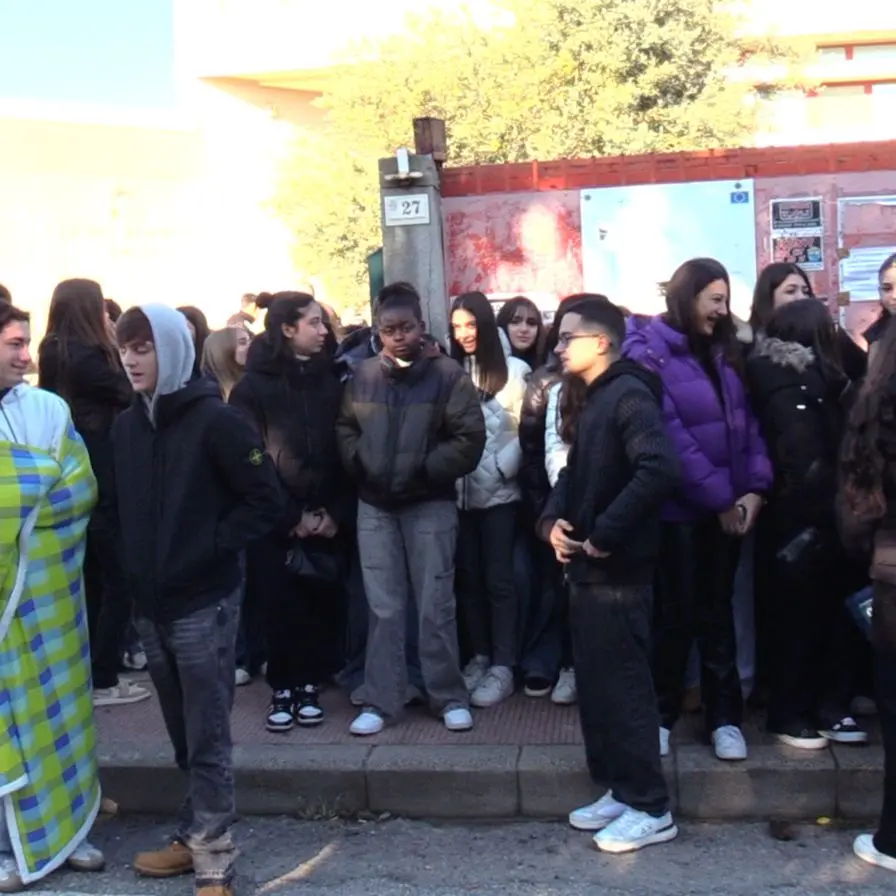 Aule al gelo a Locri, esplode la protesta degli studenti: «Non riusciamo a stare in classe»\n