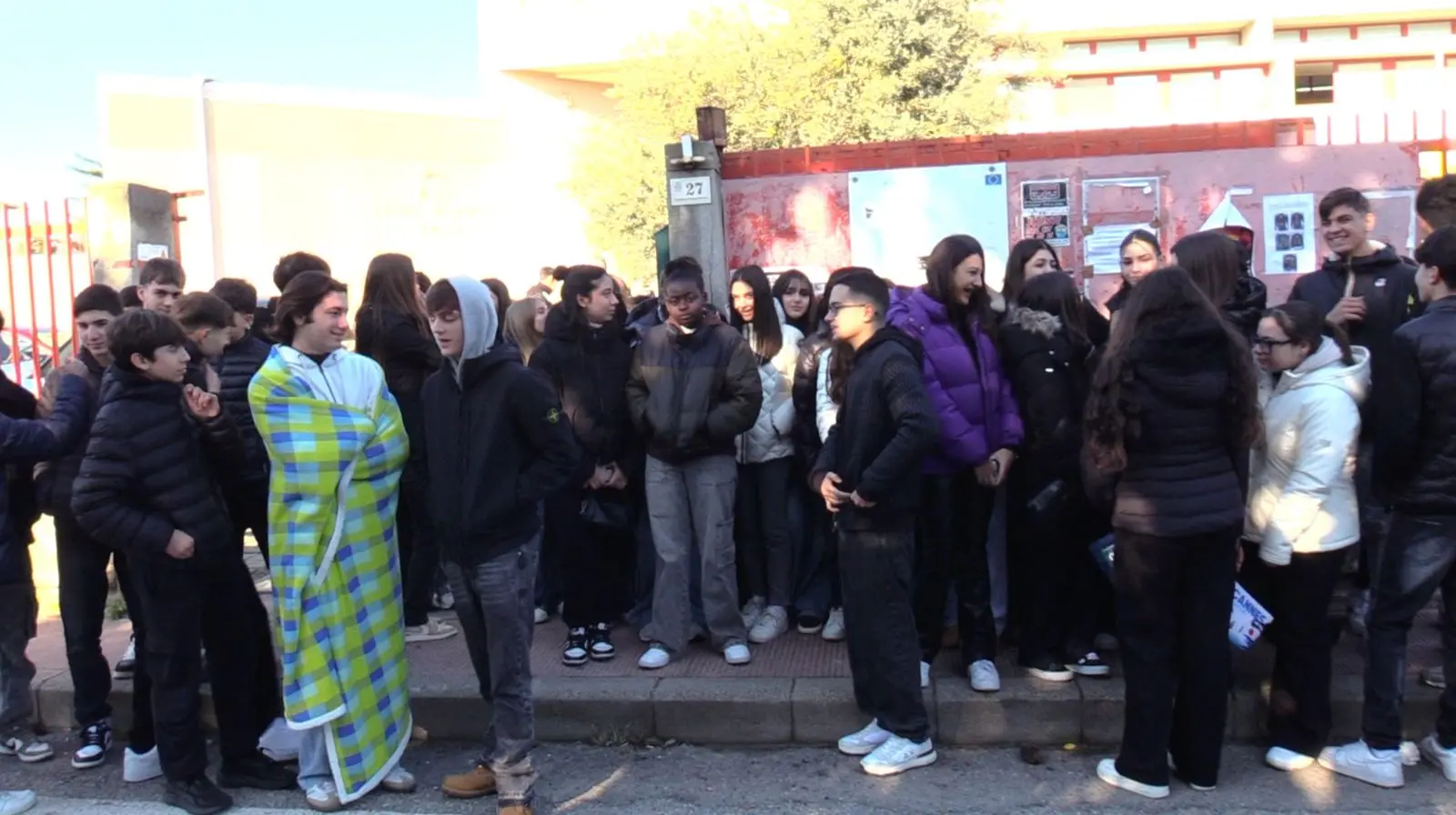 Aule al gelo a Locri, esplode la protesta degli studenti: «Non riusciamo a stare in classe»\n