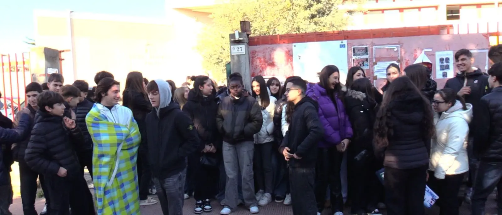 Aule al gelo a Locri, esplode la protesta degli studenti: «Non riusciamo a stare in classe»\n