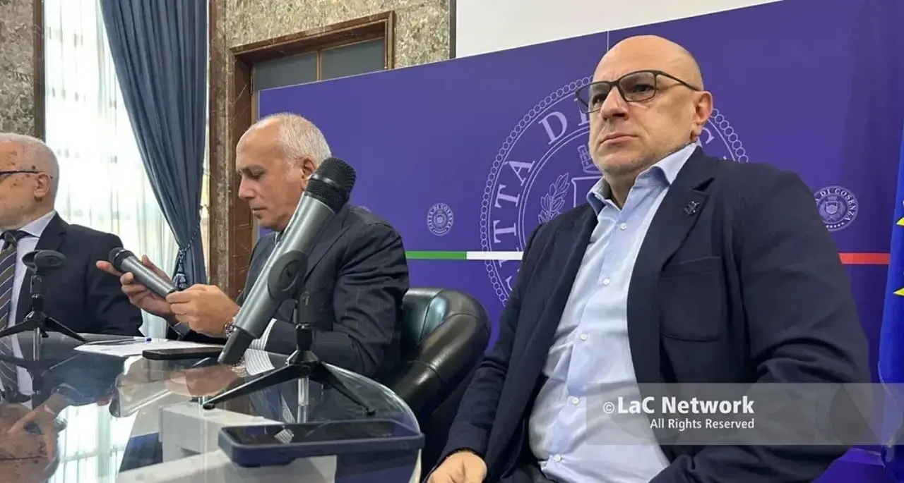 <p>Cosenza, <span style=\"color:hsl(0, 75%, 60%);\">De Cicco molla Franz Caruso</span>: «È una questione politica, siamo al capolinea» | VIDEO</p>