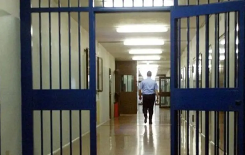 Carcere Rossano, agente colpito da un detenuto durante il sequestro di un micro telefonino. Rinvenuti anche hashish e un coltello\n