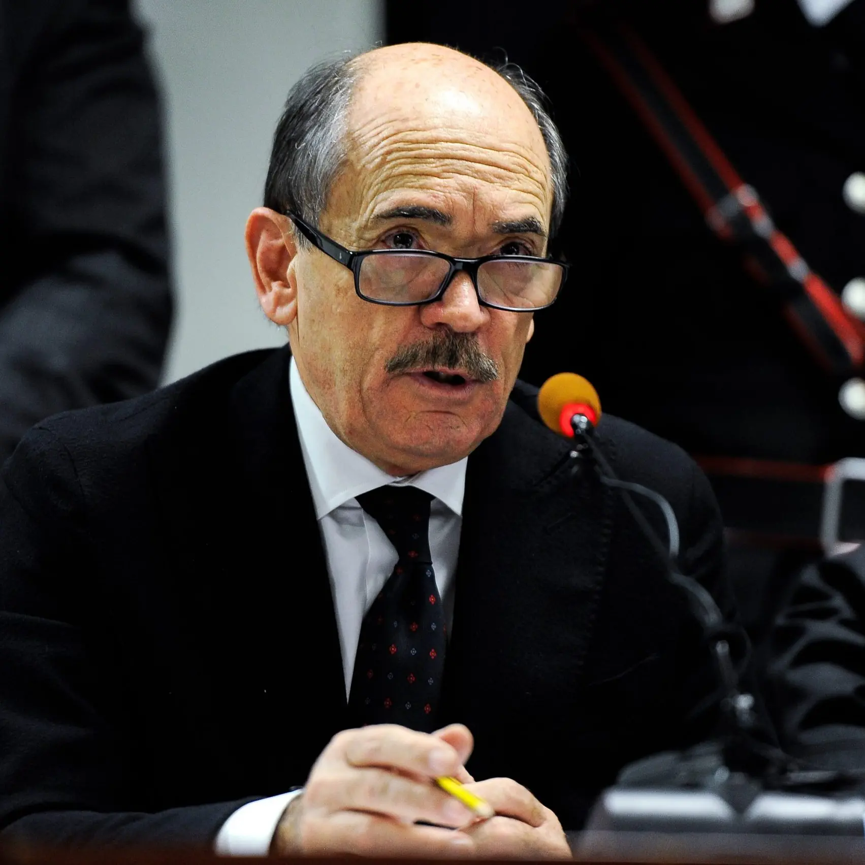 Dossieraggio,\u00A0la relazione della Commissione Antimafia accusa\u00A0De Raho: «Ne esce a pezzi». La replica: «Piena di falsità»\n