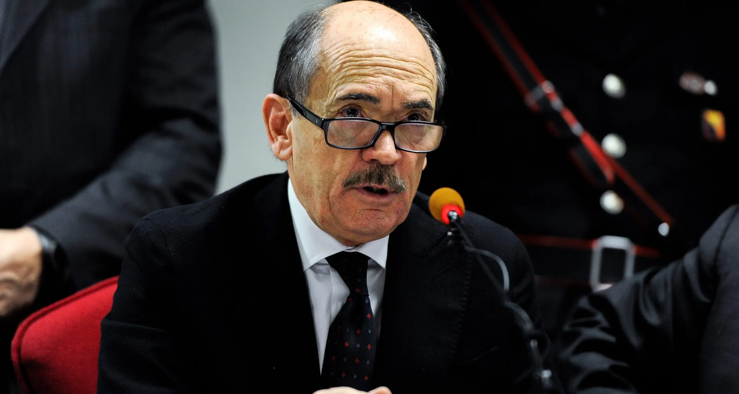 Dossieraggio,\u00A0la relazione della Commissione Antimafia accusa\u00A0De Raho: «Ne esce a pezzi». La replica: «Piena di falsità»\n