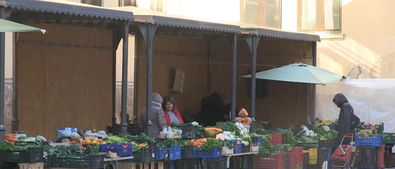 Vibo, il mercato ortofrutticolo “provvisorio” resiste tra freddo e attese: «Qui da un anno e mezzo. Quando torneremo al coperto?»\n