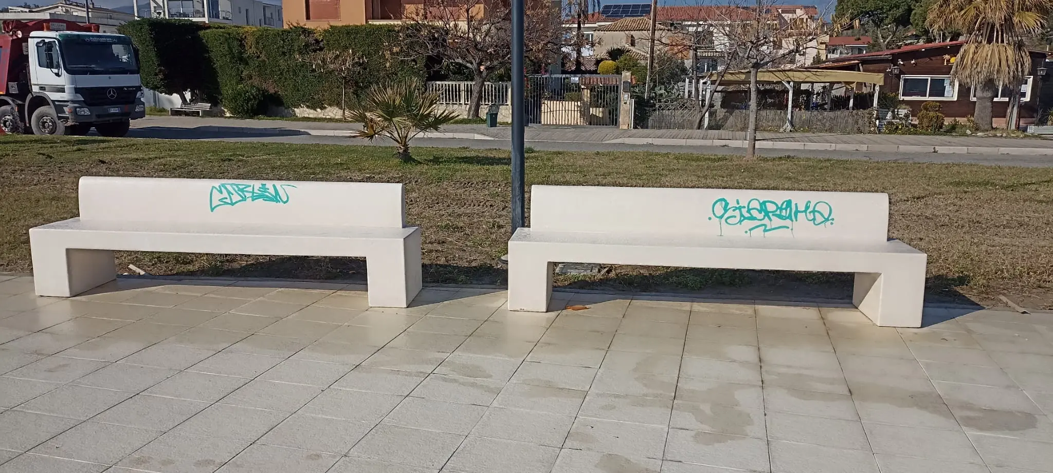 Vandalizzate le panchine sul lungomare di Caulonia,\u00A0la minoranza Consiliare:\u00A0«Colpito il patrimonio di tutti»\n