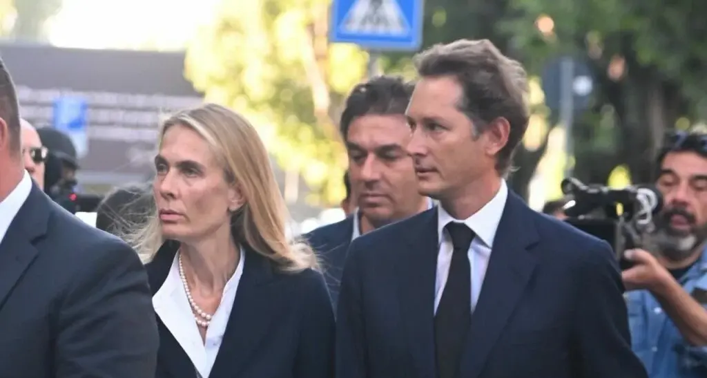 L’ultimo schiaffo di Elkann a Repubblica: entra dal retro, esce tra i fischi alla mostra per i 50 anni del quotidiano\n