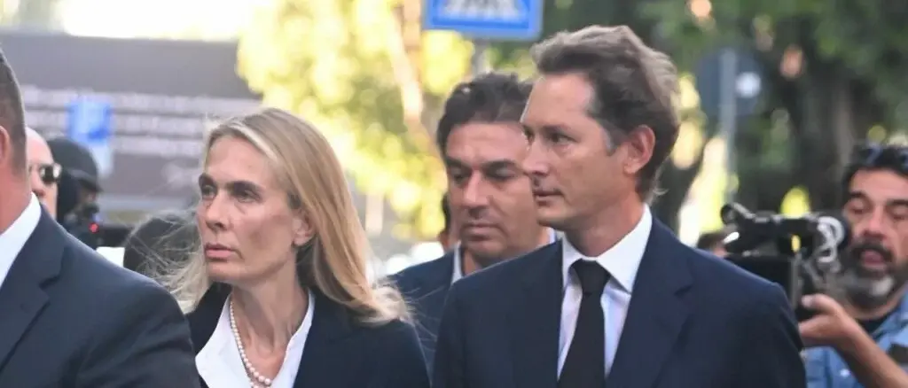 L’ultimo schiaffo di Elkann a Repubblica: entra dal retro, esce tra i fischi alla mostra per i 50 anni del quotidiano\n