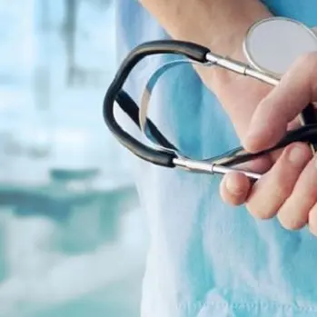 Nesci (FdI): «Medici in corsia fino a 72 anni anche nel 2026, un impegno mantenuto»\n