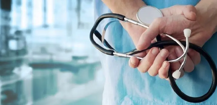 Nesci (FdI): «Medici in corsia fino a 72 anni anche nel 2026, un impegno mantenuto»\n