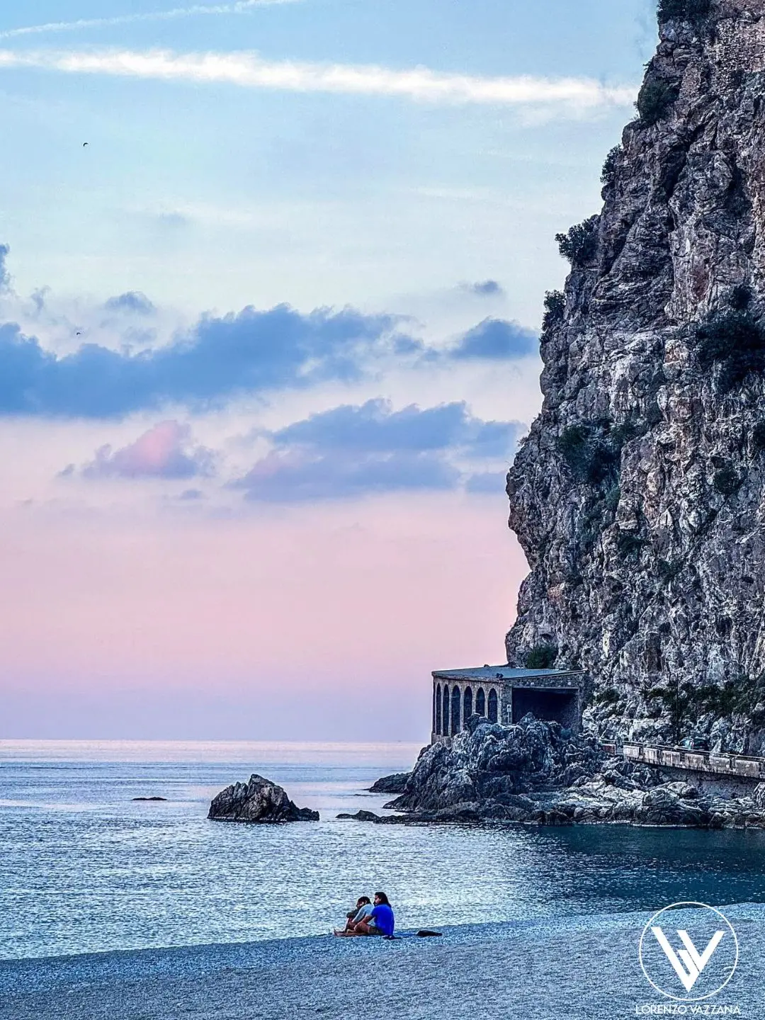 Un abbraccio al tramonto, tra sogno e mare\n