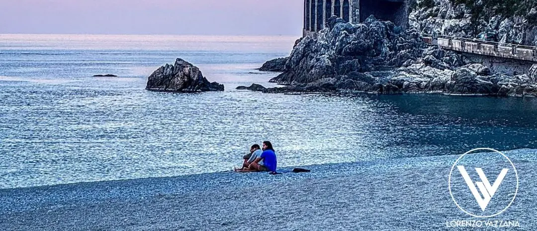 Un abbraccio al tramonto, tra sogno e mare\n