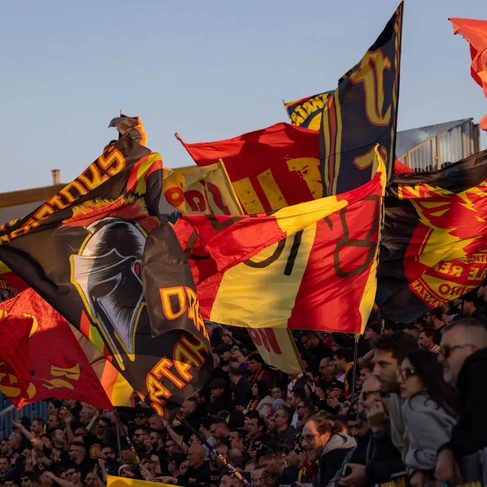 Catanzaro, la curva che abbraccia la città: gli Ultras 1973 a\u00A0sostegno\u00A0della ricerca oncologica pediatrica\n