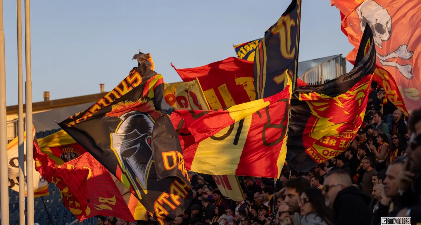 Catanzaro, la curva che abbraccia la città: gli Ultras 1973 a\u00A0sostegno\u00A0della ricerca oncologica pediatrica\n