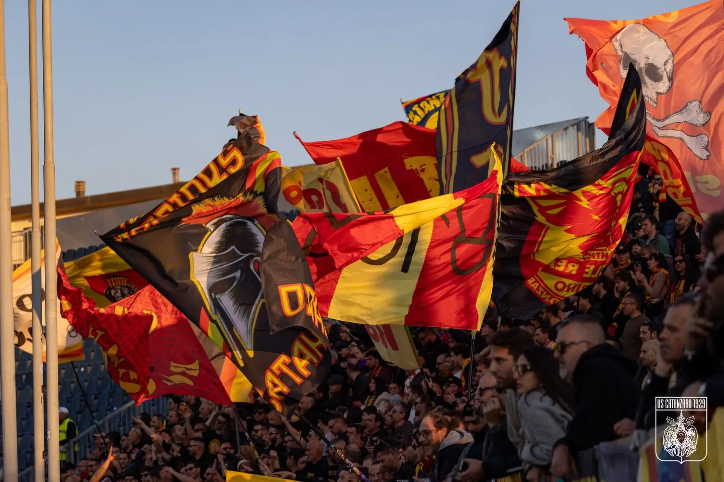 Catanzaro, la curva che abbraccia la città: gli Ultras 1973 a\u00A0sostegno\u00A0della ricerca oncologica pediatrica\n