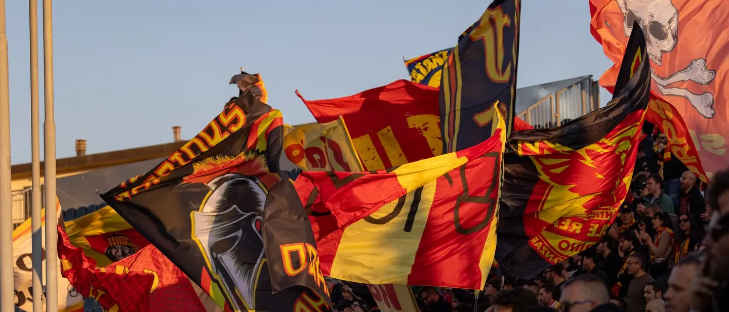 Catanzaro, la curva che abbraccia la città: gli Ultras 1973 a\u00A0sostegno\u00A0della ricerca oncologica pediatrica\n