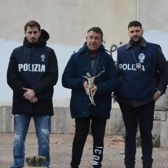 Furto in chiesa a Gioia Tauro, crocifisso e campana recuperati dalla Polizia in meno di 48 ore\n