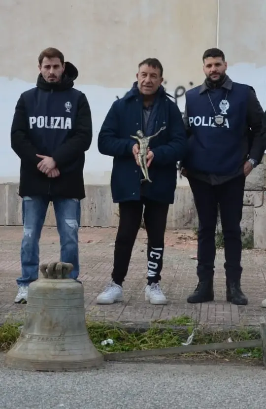 Furto in chiesa a Gioia Tauro, crocifisso e campana recuperati dalla Polizia in meno di 48 ore\n