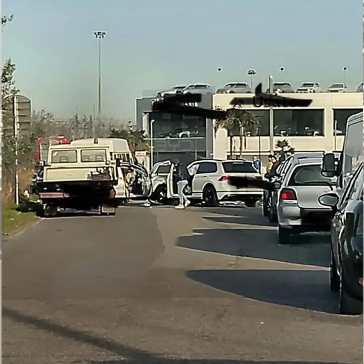 Scontro tra due auto nella zona industriale di Rende\n