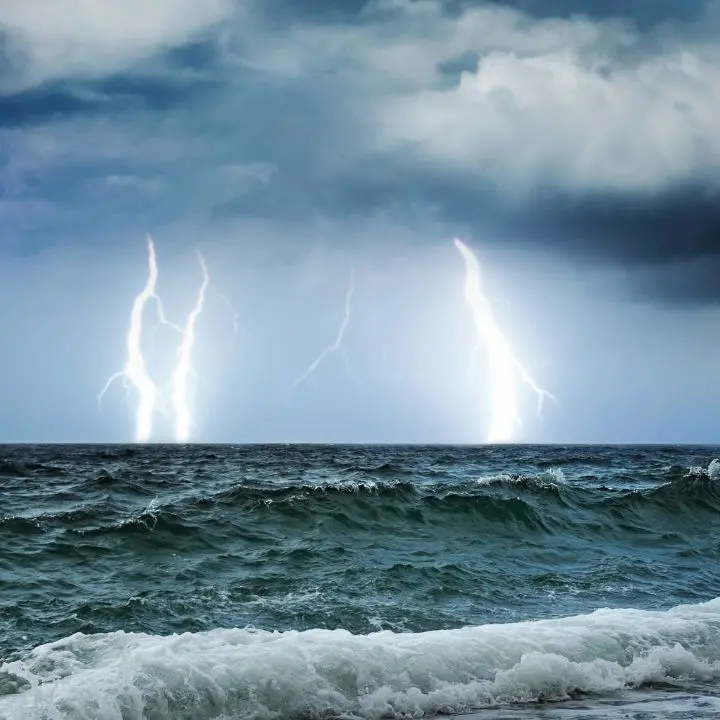 Dopo la tregua torna il maltempo in Calabria: in arrivo temporali, vento forte e mareggiate. Temperature in picchiata\n