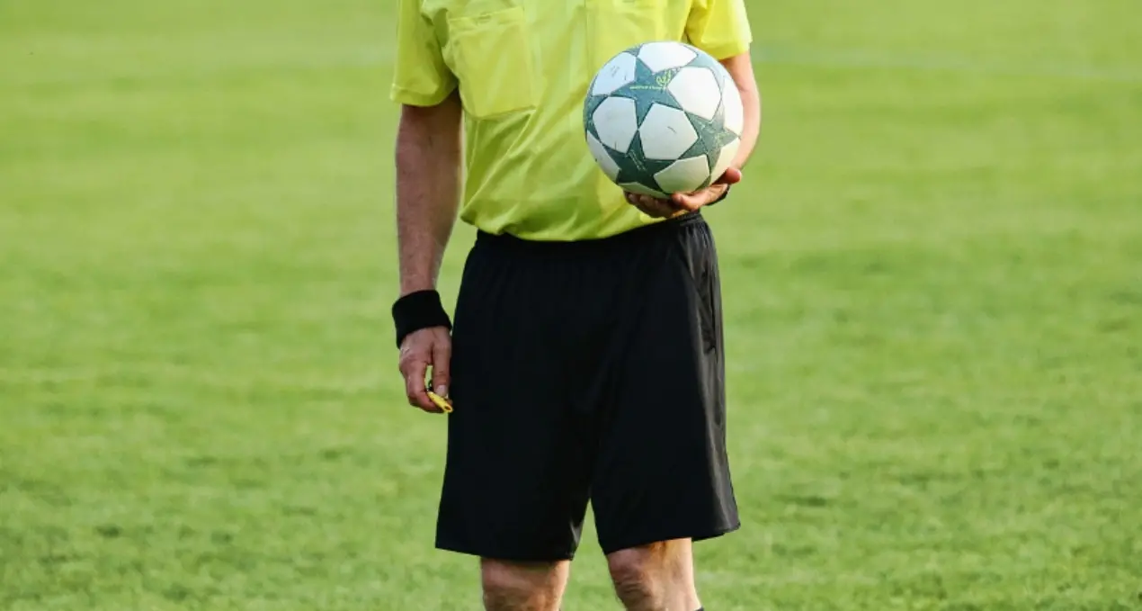 Crotone, chiude l’arbitro nello spogliatoio per pestarlo e gli porta via i soldi: calciatore denunciato per lesioni\n