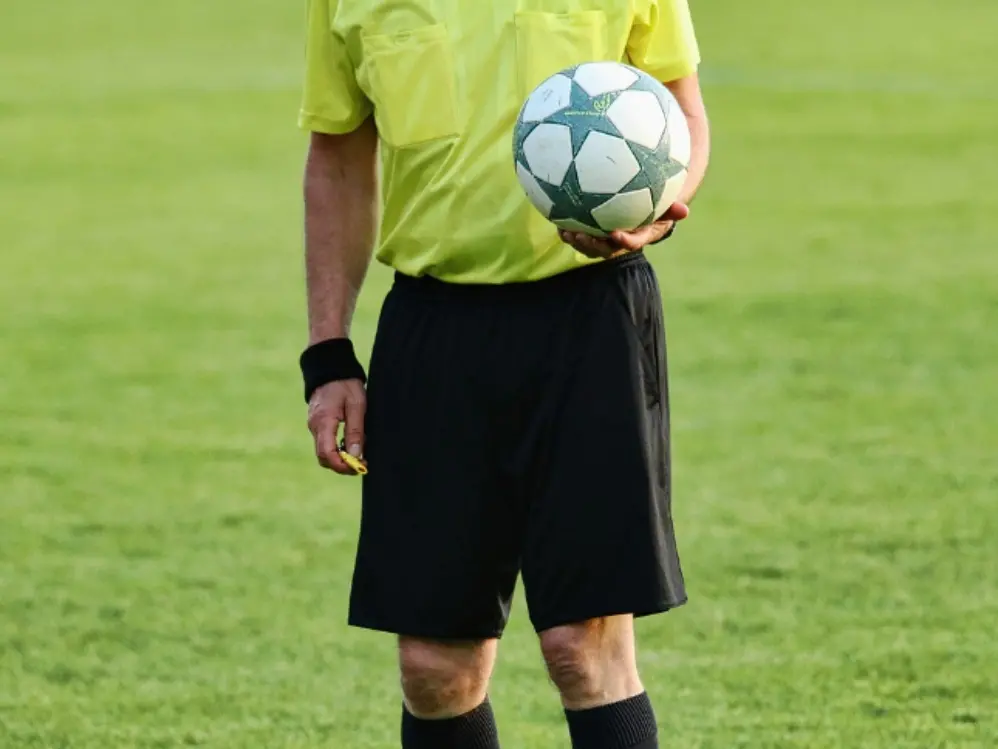 Crotone, chiude l’arbitro nello spogliatoio per pestarlo e gli porta via i soldi: calciatore denunciato per lesioni