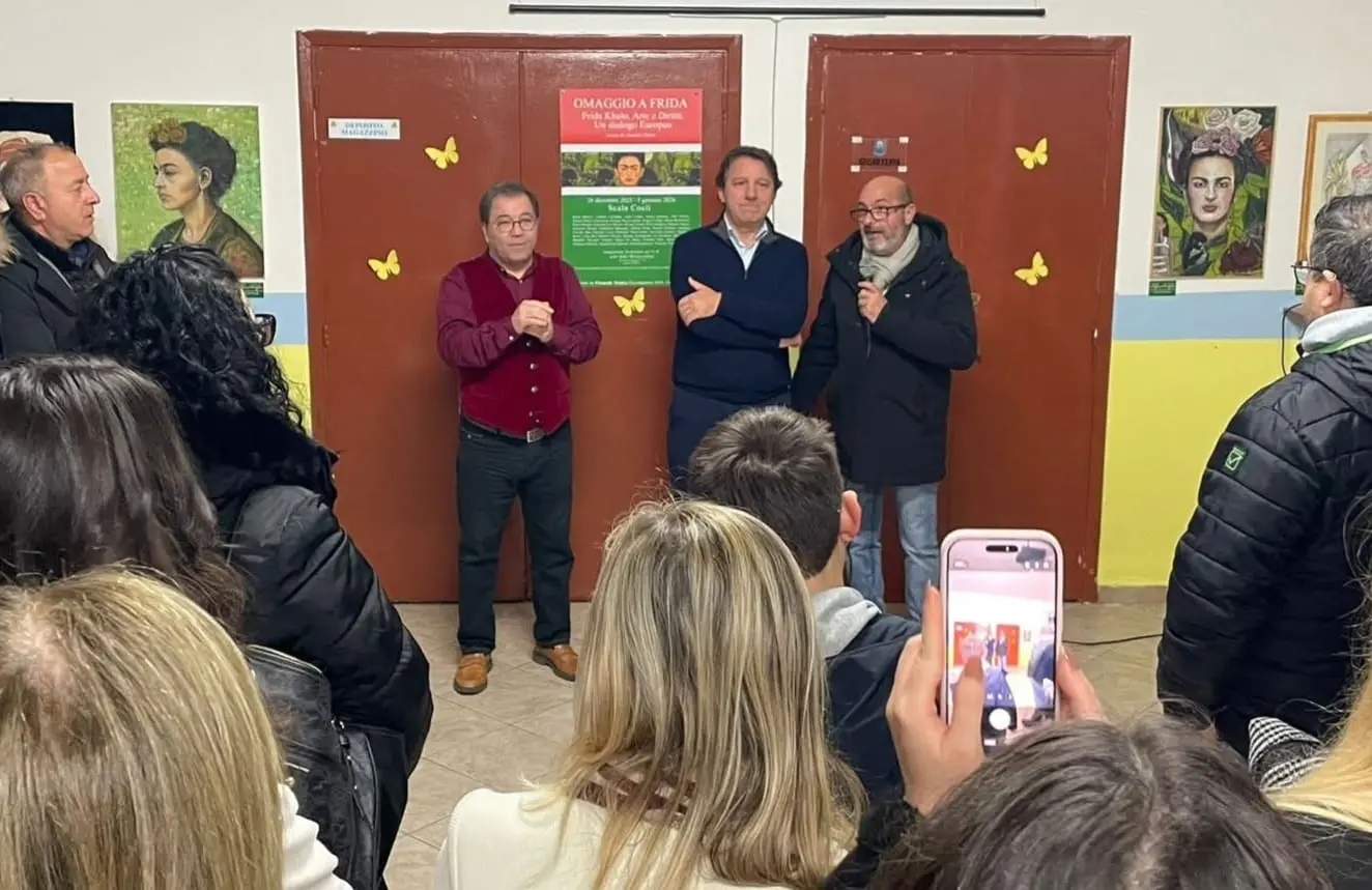 Scala Coeli, conclusa con successo la mostra “Omaggio a Frida”: Fusco e Tridico uniscono arte ed Europa\n