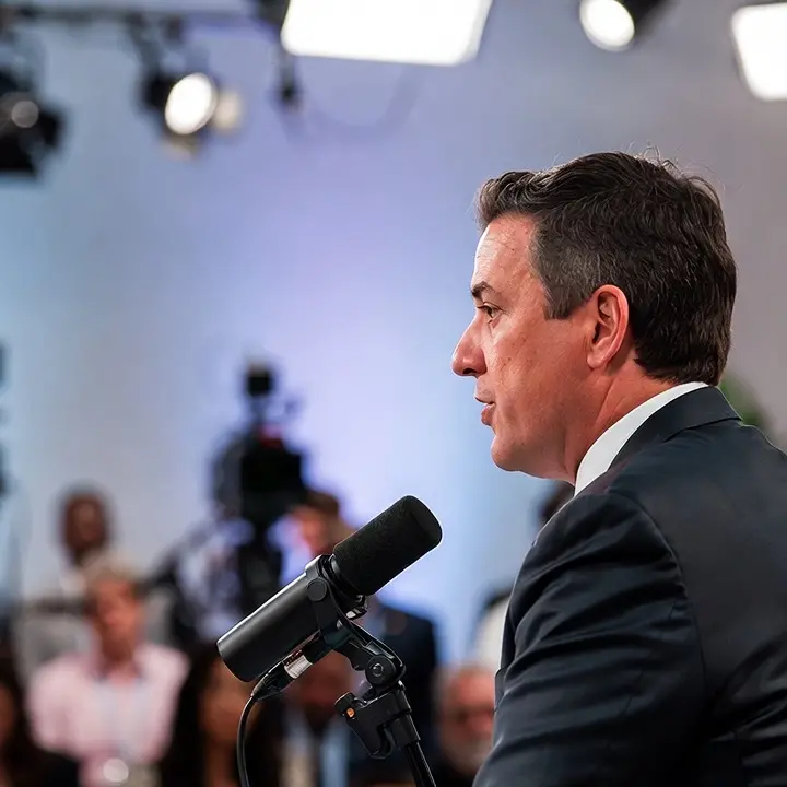 La politica trasformata in spettacolo permanente: quando governare diventa un dettaglio e apparire una necessità\n