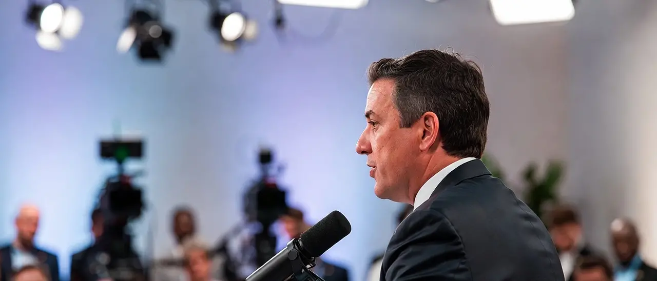 La politica trasformata in spettacolo permanente: quando governare diventa un dettaglio e apparire una necessità\n