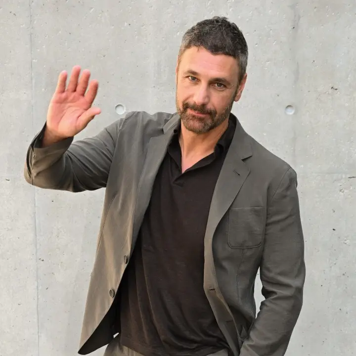 Vibo Valentia, rinviato per problemi di salute lo spettacolo con Raoul Bova: “Il nuotatore di Auschwitz” slitta al 18 aprile\n