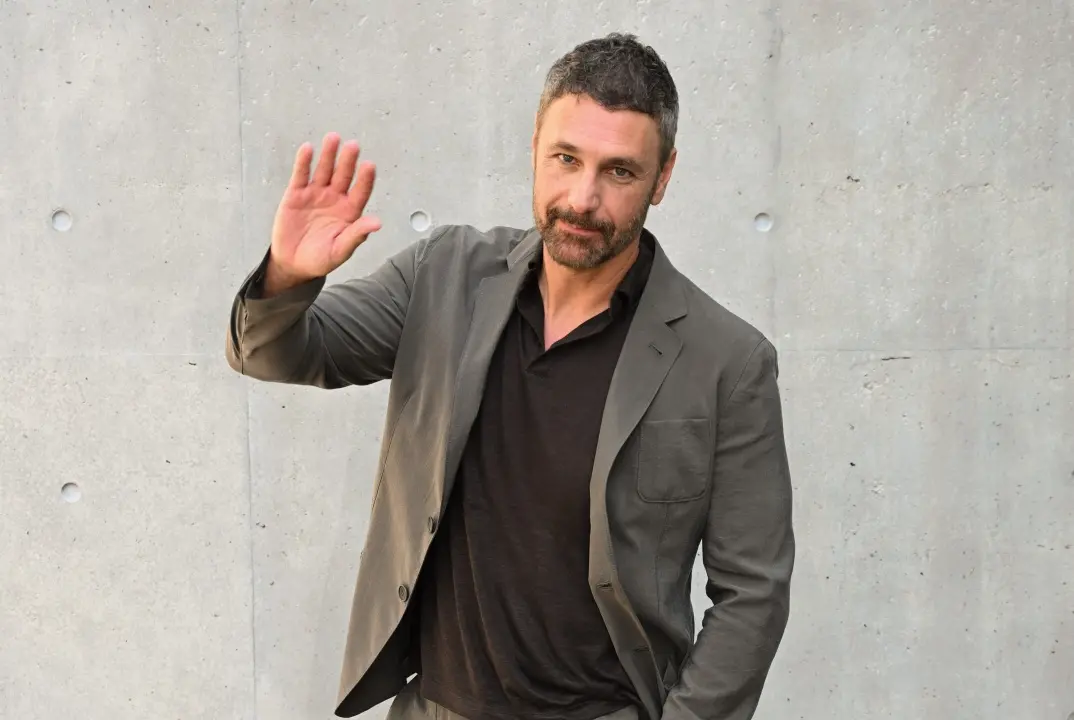 Vibo Valentia, rinviato per problemi di salute lo spettacolo con Raoul Bova: “Il nuotatore di Auschwitz” slitta al 18 aprile\n