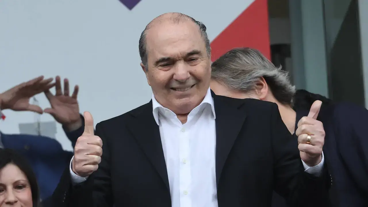 Cosenza con il\u00A0lutto al braccio contro il Crotone: omaggio a Rocco Commisso\n\n\n