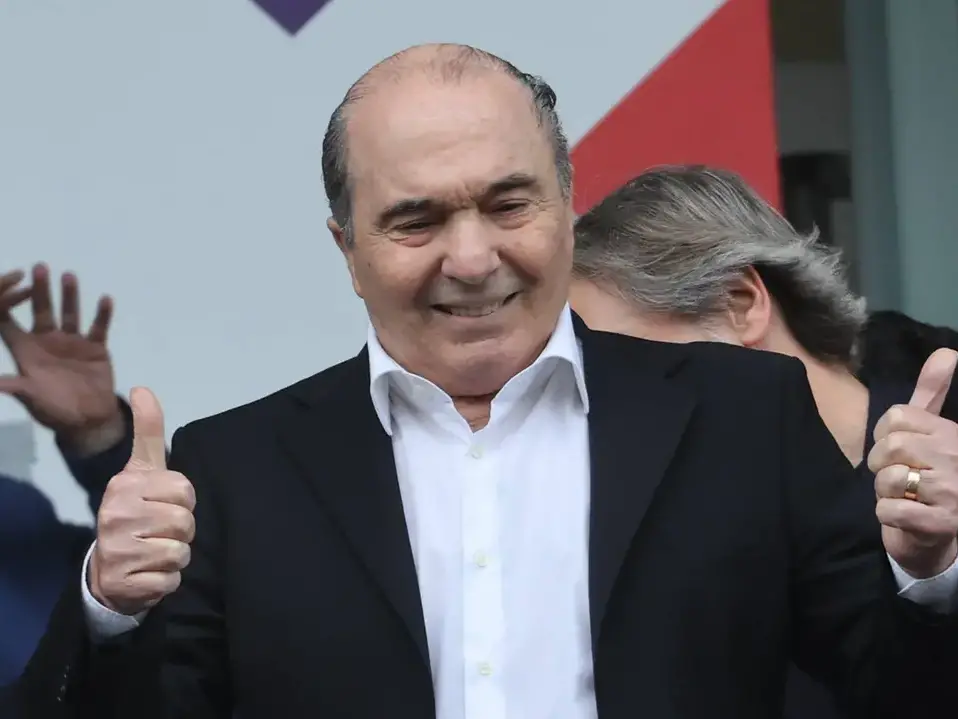Cosenza con il lutto al braccio contro il Crotone: omaggio a Rocco Commisso