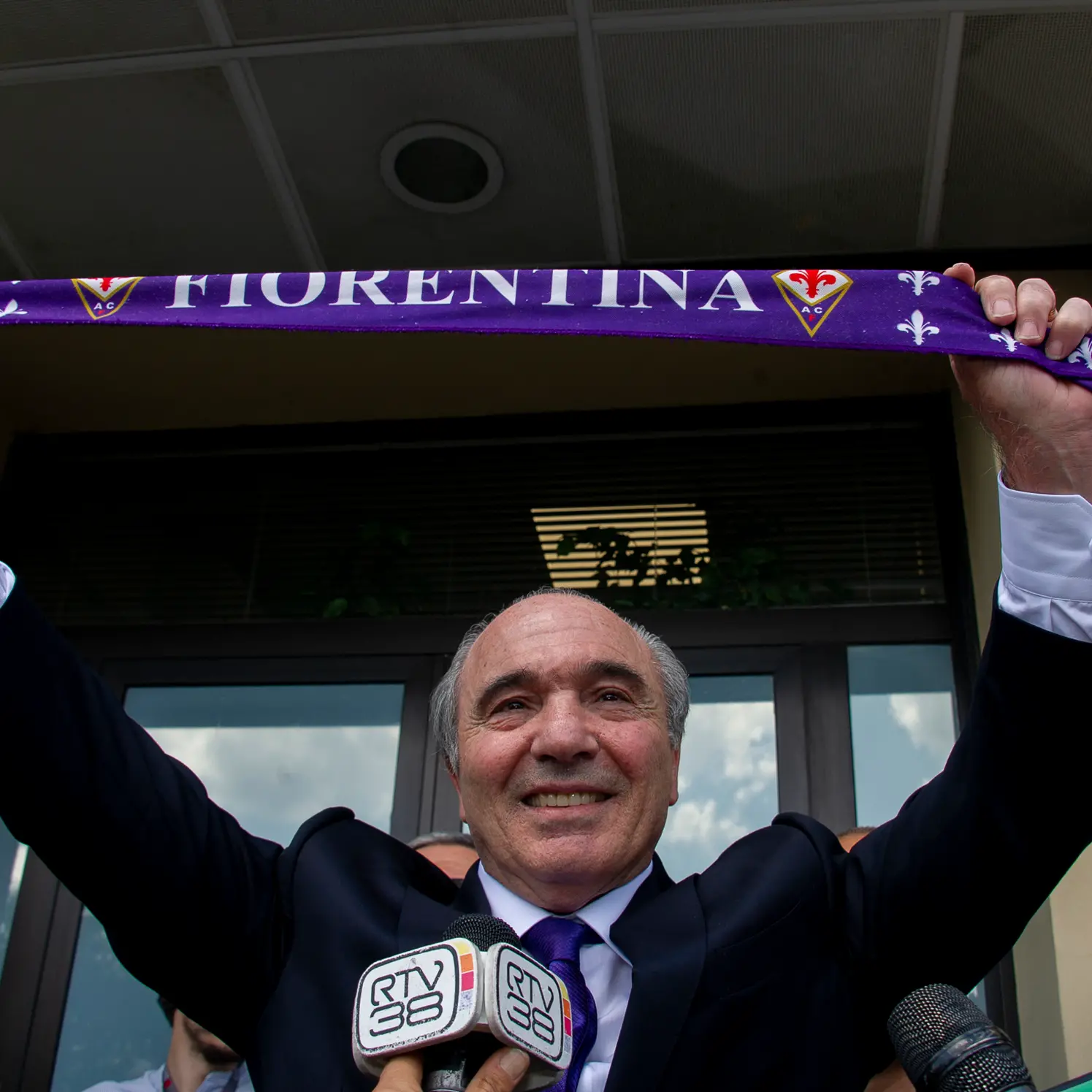 Lutto nel mondo dello sport, è morto il presidente della Fiorentina Rocco Commisso: dalla Calabria al successo negli Usa\n