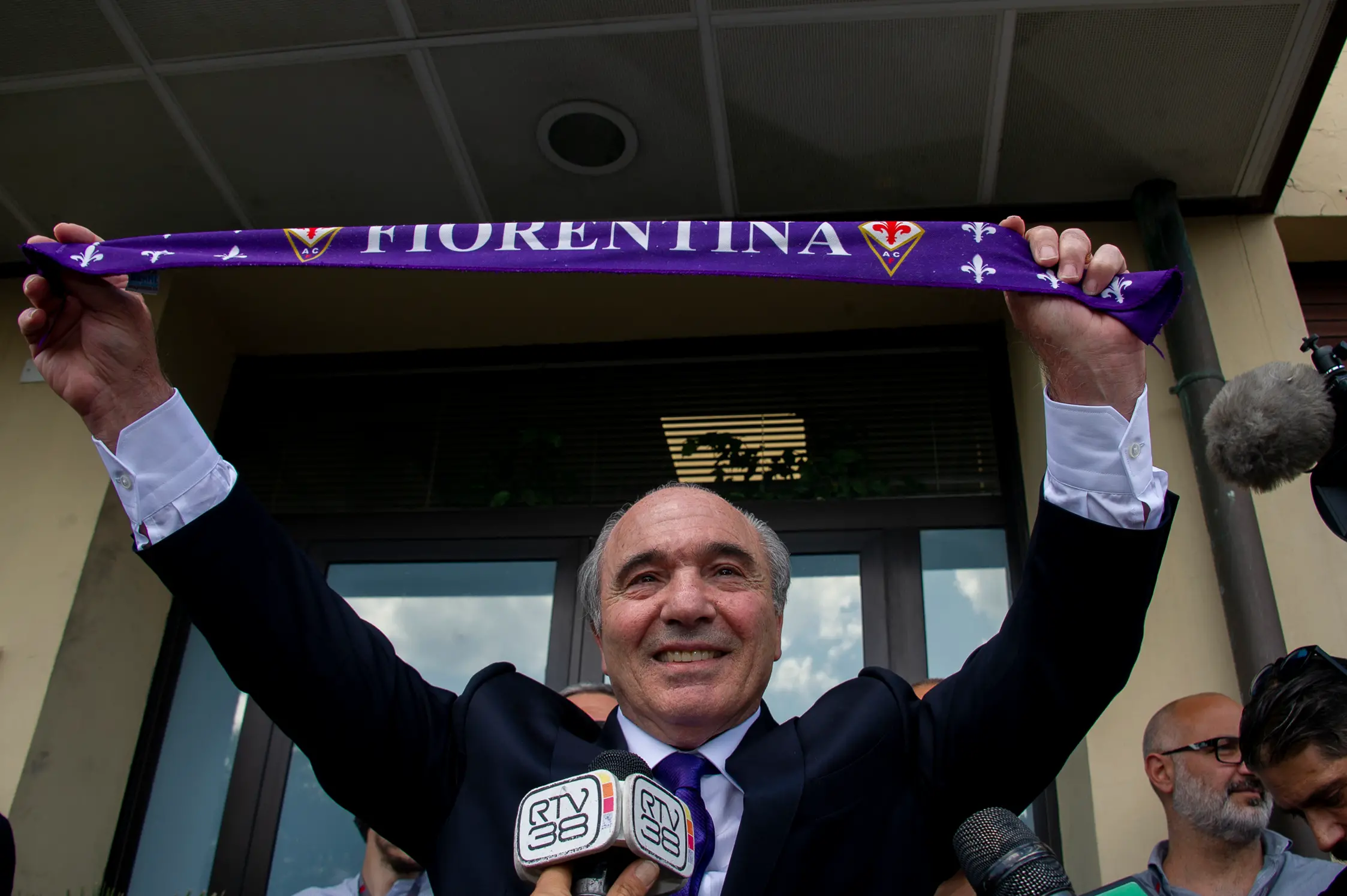 Lutto nel mondo dello sport, è morto il presidente della Fiorentina Rocco Commisso: dalla Calabria al successo negli Usa\n