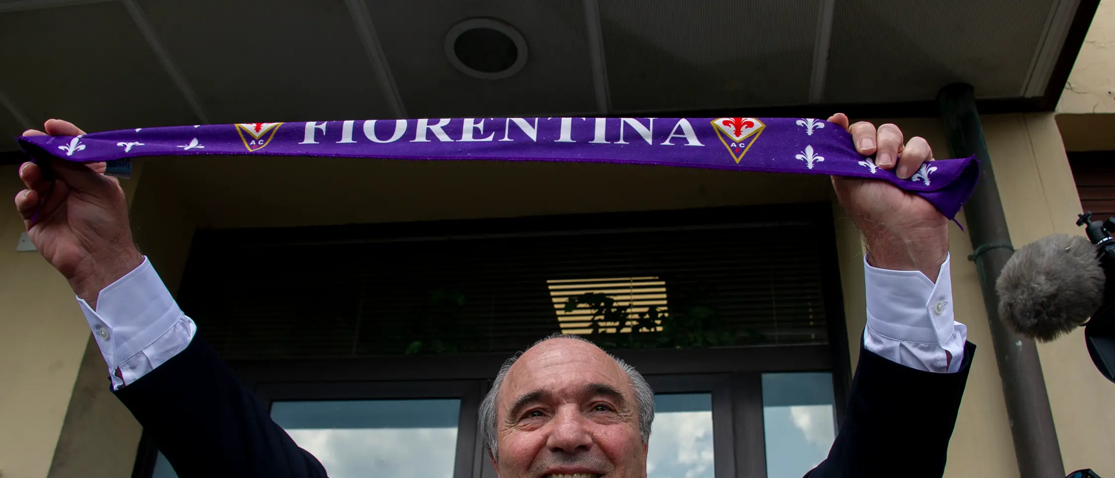 Lutto nel mondo dello sport, è morto il presidente della Fiorentina Rocco Commisso: dalla Calabria al successo negli Usa\n
