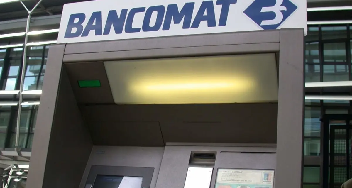 La banda dei bancomat non si ferma: nuovo assalto con esplosivo a Piano Lago, ormai è allarme sicurezza\n