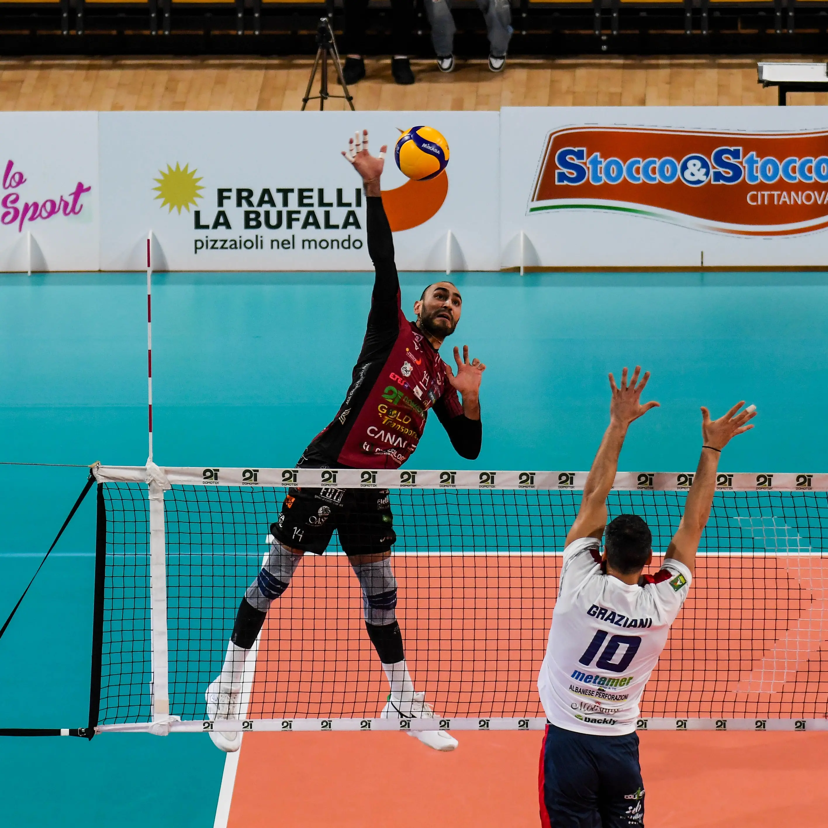 La Domotek firma l’impresa nel big match e vola in testa: prova di forza per il volley amaranto\n