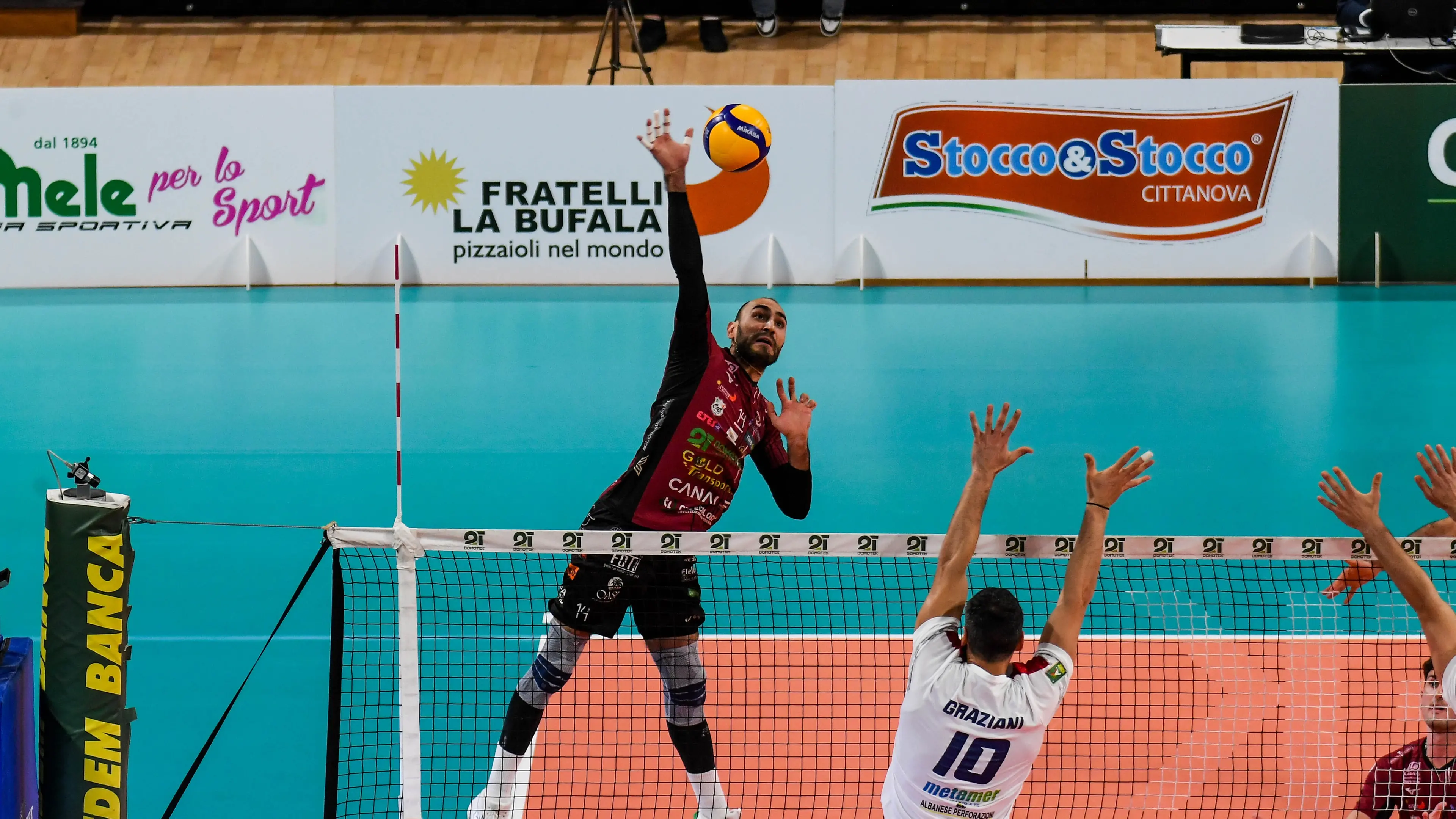 La Domotek firma l’impresa nel big match e vola in testa: prova di forza per il volley amaranto\n