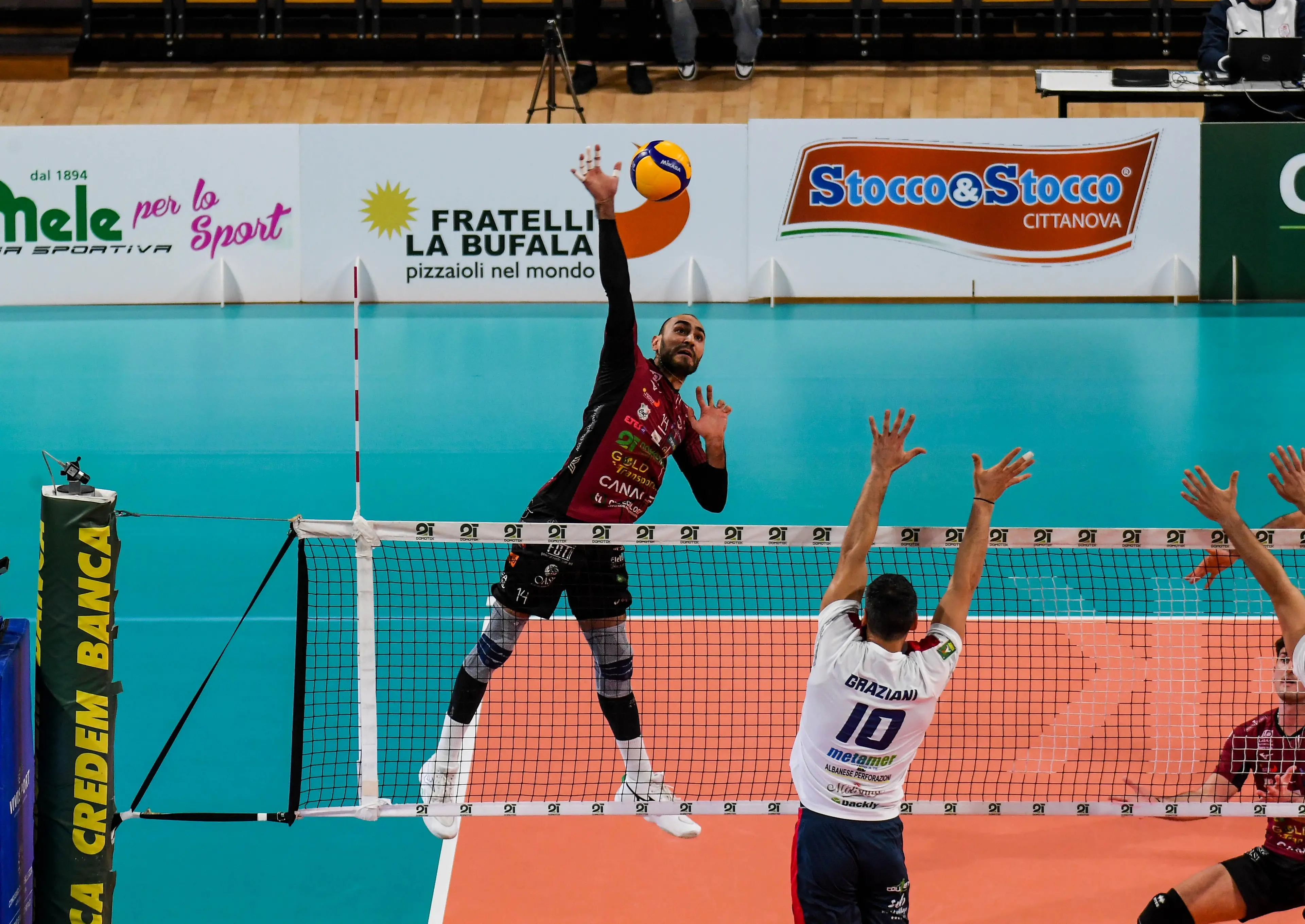 La Domotek firma l’impresa nel big match e vola in testa: prova di forza per il volley amaranto\n