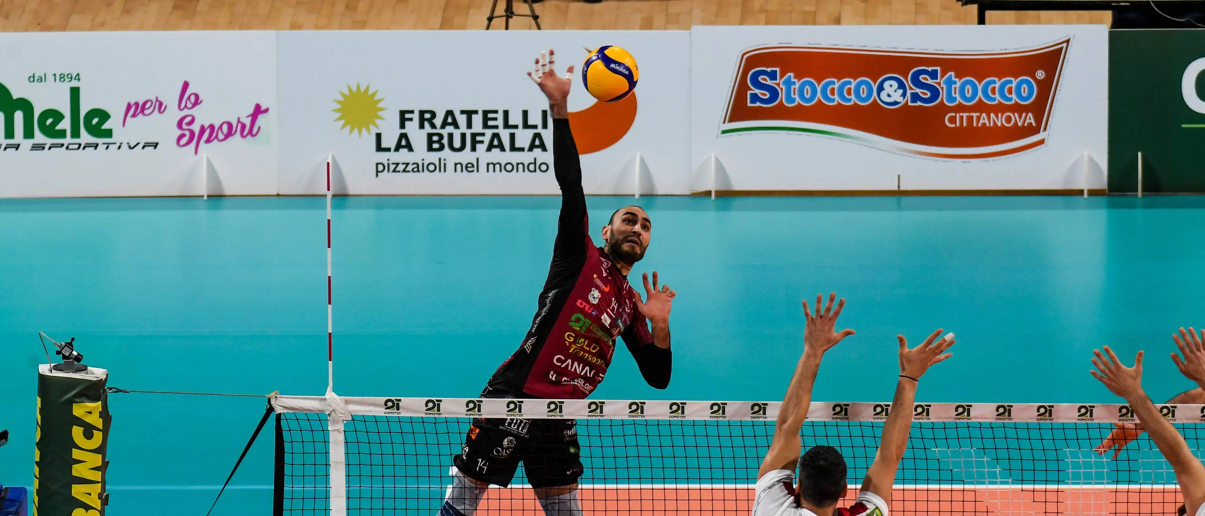 La Domotek firma l’impresa nel big match e vola in testa: prova di forza per il volley amaranto\n