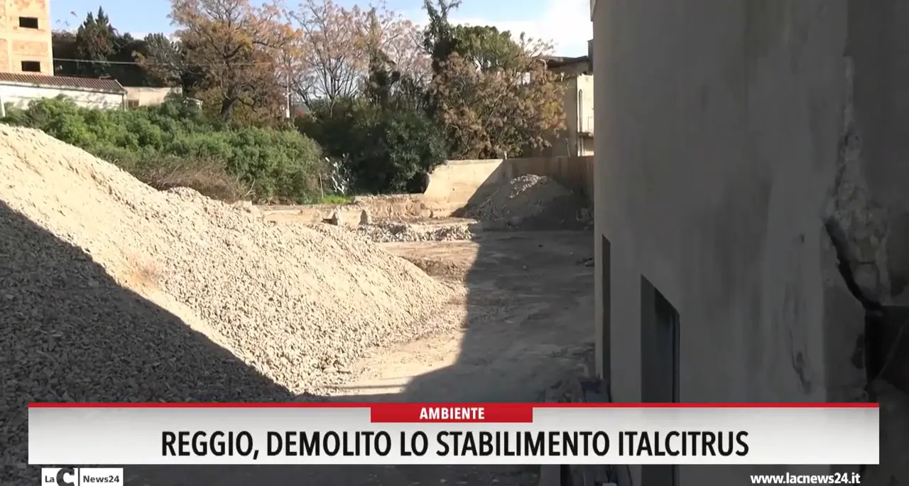 Reggio, demolito lo stabilimento Italcitrus