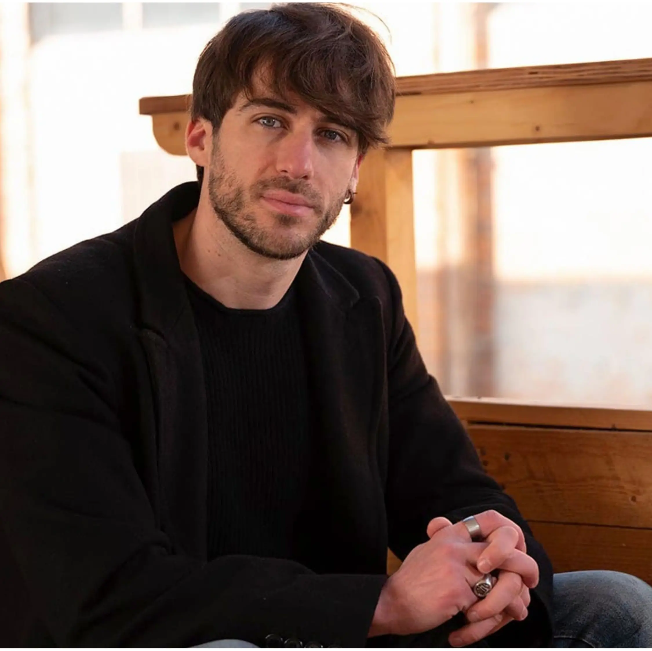 Simone Borrelli, da Crotone alla conquista di Hollywood: «In Calabria ho imparato la dignità di chi lotta ogni giorno»\n