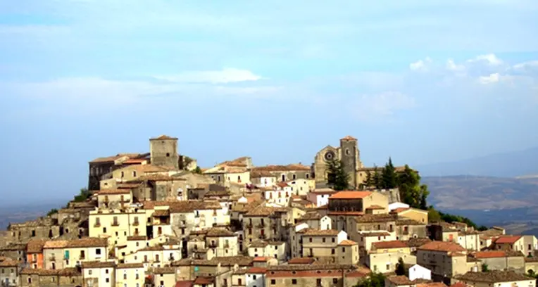 Abusi edilizi ignorati e controlli antimafia assenti: la relazione della Prefettura sullo scioglimento per mafia del Comune di Altomonte