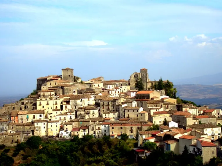 Abusi edilizi ignorati e controlli antimafia assenti: la relazione della Prefettura sullo scioglimento per mafia del Comune di Altomonte