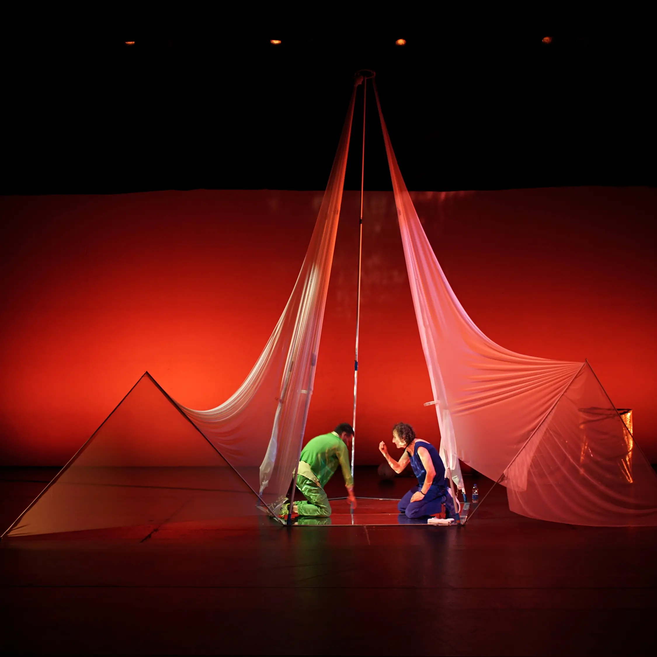 Al Teatro Auditorium Unical arriva lo spettacolo “Metadietro” di Rezza e Mastrella, il duo Leone d’oro alla carriera\n