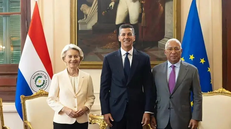 <p>Ursula von der Leyen e Antonio Costa con il presidente del Paraguay Santiago Pena (foto Ansa)</p>\\n