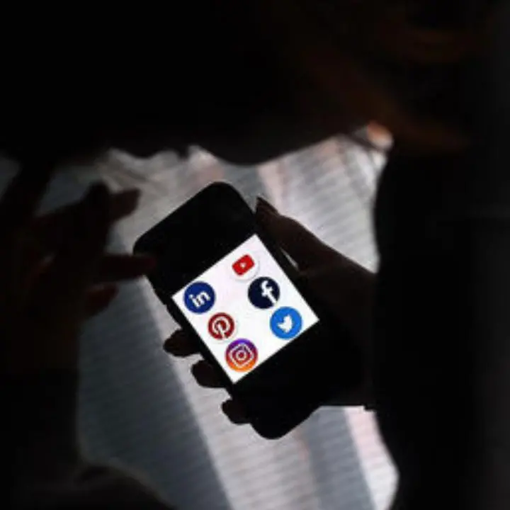 Il ritorno della paura: la nuova caccia alle streghe nell’era dei social\n