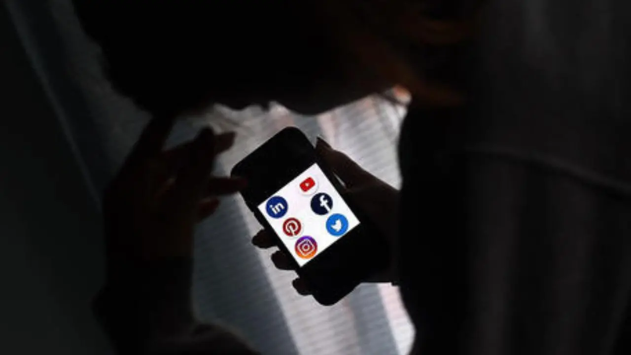 Il ritorno della paura: la nuova caccia alle streghe nell’era dei social\n